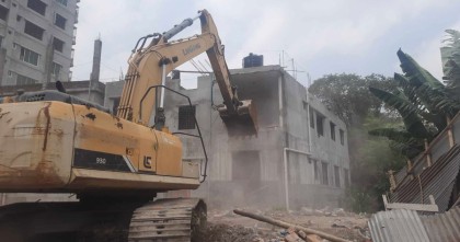 মোহাম্মদপুরে খাল ঘিরে গড়ে ওঠা অবৈধ স্থাপনা উচ্ছেদ, ভাঙা হচ্ছে ভবন