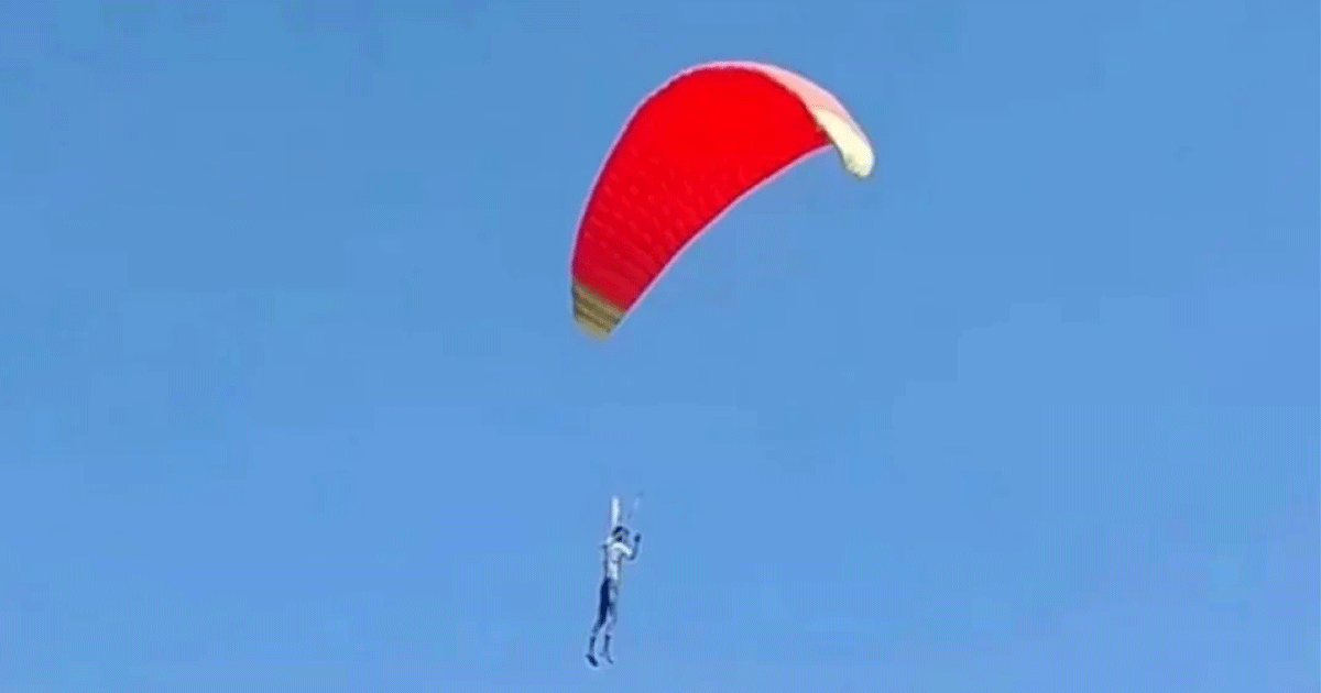 নিজের তৈরি প্যারাগ্লাইডারে আকাশে উড়লেন মারুফ