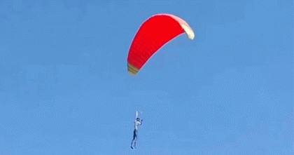 নিজের তৈরি প্যারাগ্লাইডারে আকাশে উড়লেন মারুফ