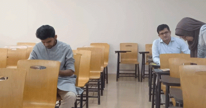 নর্থ সাউথ বিশ্ববিদ্যালয়ের ভর্তি পরীক্ষয় অংশ নিলেন উপদেষ্টা আসিফ
