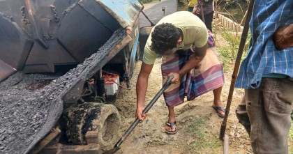 ১৩ কোটি টাকার সড়ক নির্মাণে অনিয়ম, কাজ বন্ধ দিলেন এলাকাবাসী