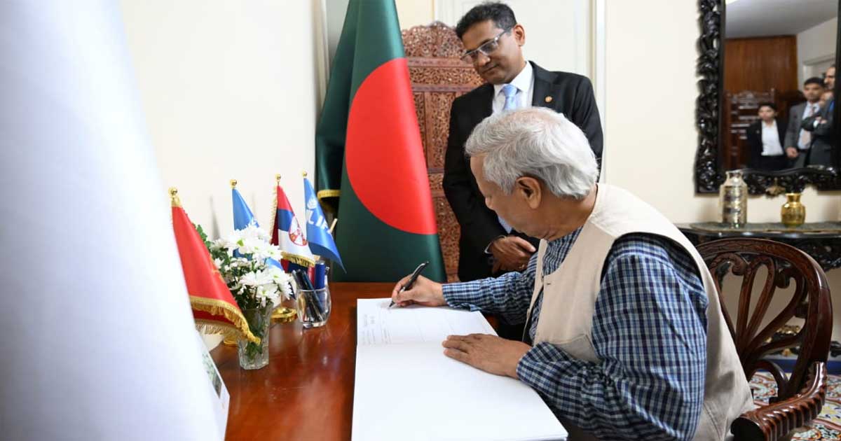 রোমে বাংলাদেশ হাউজের দর্শনার্থী বইতে স্বাক্ষর প্রধান উপদেষ্টার  