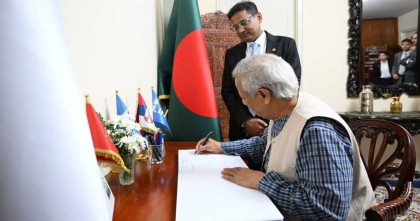 রোমে বাংলাদেশ হাউজের দর্শনার্থী বইতে স্বাক্ষর প্রধান উপদেষ্টার  
