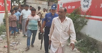 হরিরামপুরে অবৈধভাবে টিসিবির পণ্য বিক্রি, ডিলার আটক