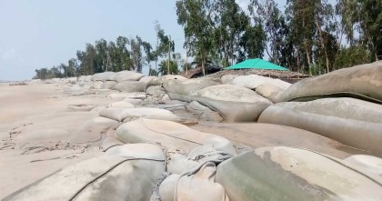 মহেশখালীর মাতারবাড়ীতে বিধ্বস্ত বেড়িবাঁধ নিয়ে ঝুঁকিতে ৮০ হাজার বাসিন্দা