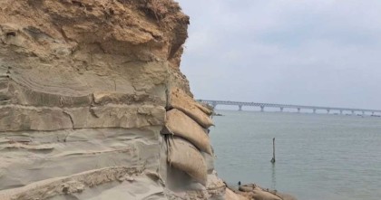 পদ্মা সেতু প্রকল্পের পাশে রক্ষা বাঁধের দুই কিমি ভাঙনের ঝুঁকিতে