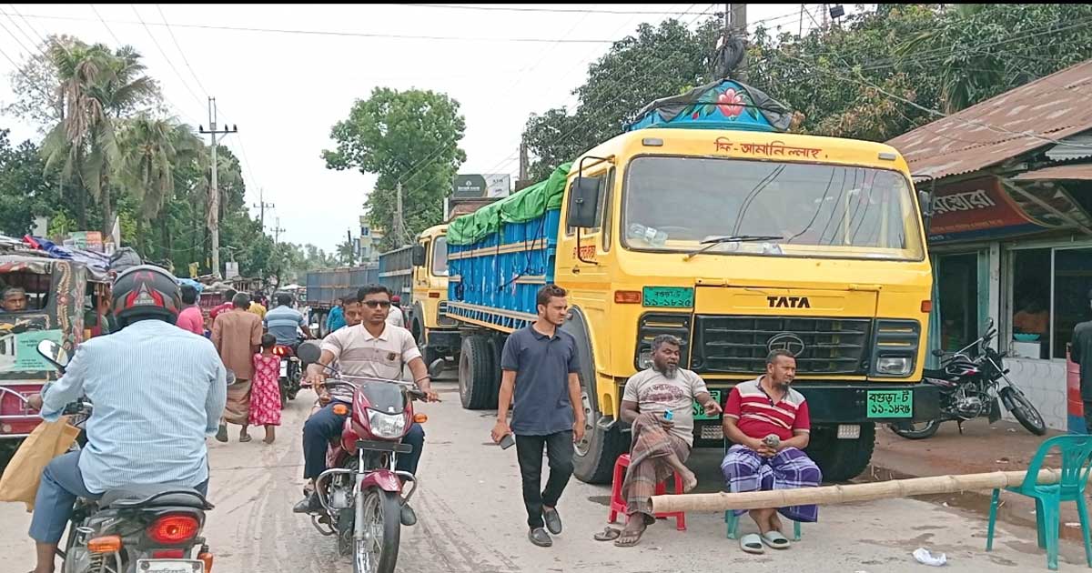 দ্বিতীয় দিনের অবরোধে লালমনিরহাট জেলার ৪ উপজেলা,ভোগান্তিতে পণ্যবাহী ট্রাক ও যাত্রীরা