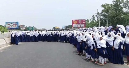 স্কুলছাত্রী ধর্ষণের প্রতিবাদে সিরাজগঞ্জে মহাসড়ক অবরোধ, বিক্ষোভ ও মানববন্ধন
