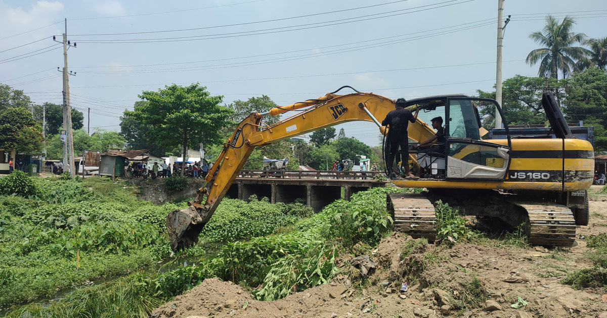 অবশেষে পাবনা শহর অংশে ইছামতী নদী খনন শুরু: উচ্ছসিত নদীপাড়ের মানুষ