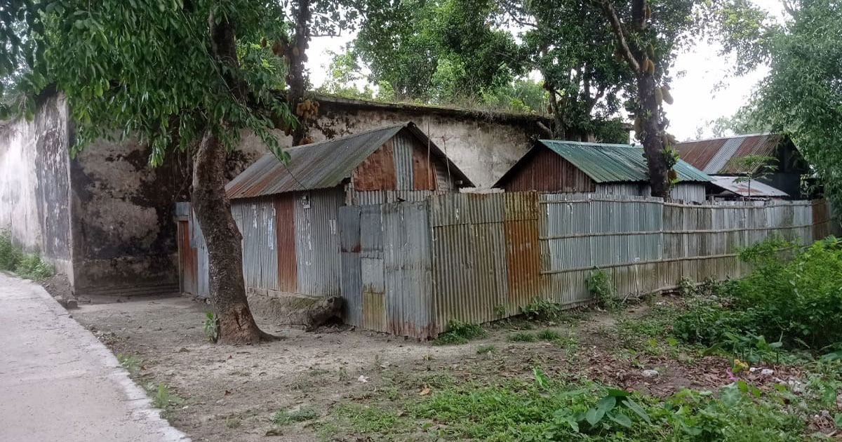 পাকা বাড়ি রেখে সরকারি জমি দখল করে বসতবাড়ি নির্মাণ