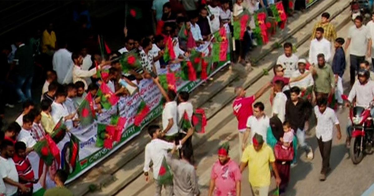 খালেদা জিয়াকে অভ্যর্থনা জানাতে নেতাকর্মীদের ঢল