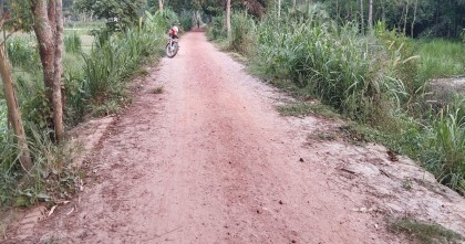 হরিরামপুরে ৬ বছরেও শেষ হয়নি সড়ক নির্মাণ কাজ 