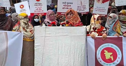 নারী সংস্কার কমিশন পুনর্গঠনের দাবিতে সম্মিলিত নারী প্রয়াসের মানববন্ধন