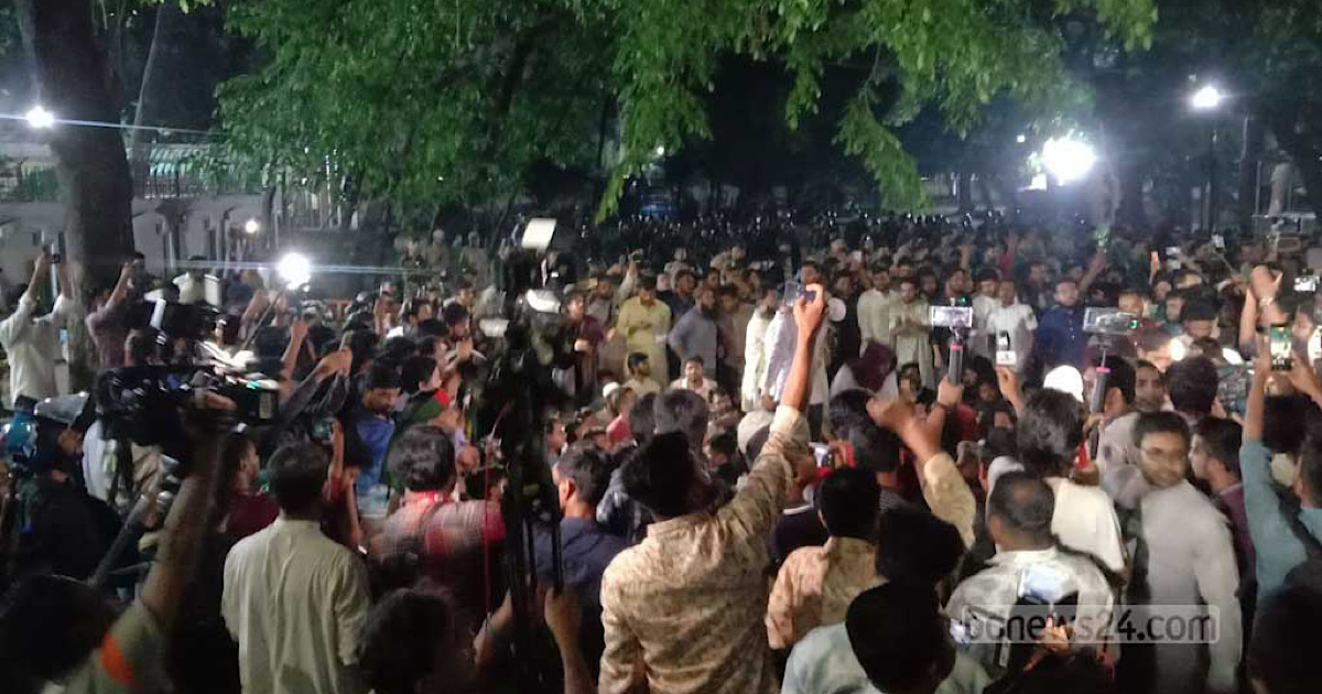 আওয়ামী লীগের বিচার ও নিষিদ্ধের দাবিতে প্রধান উপদেষ্টার বাসভবনের সামনে অবস্থান