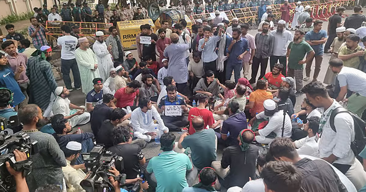এখনো যমুনার সামনে অবস্থান বিক্ষোভকারীদের