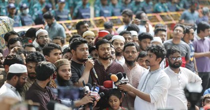 আ. লীগ নিষিদ্ধের দাবি, বাদ জুমা বড় জমায়েতের ডাক হাসনাত আবদুল্লাহর