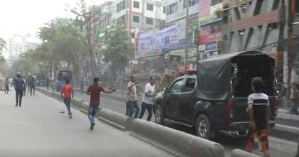 আইভীকে গ্রেপ্তার করে নিয়ে যাওয়ার পথে পুলিশের গাড়িবহরে হামলা