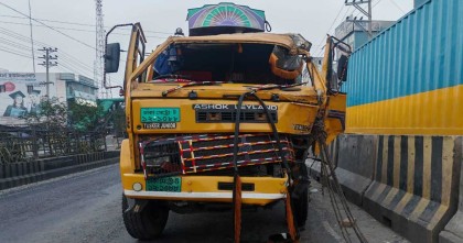 সাভারে দাঁড়িয়ে থাকা বাসে ট্রাকের ধাক্কা, নিহত ২ 
