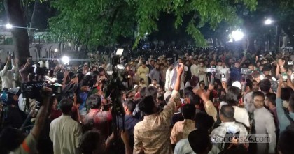 আওয়ামী লীগের বিচার ও নিষিদ্ধের দাবিতে প্রধান উপদেষ্টার বাসভবনের সামনে অবস্থান