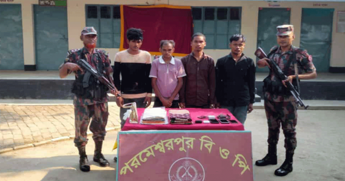 অবৈধভাবে ভারত থেকে বাংলাদেশে প্রবেশকালে ৪ বাংলাদেশি আটক
