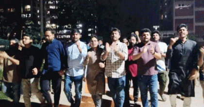 আওয়ামী লীগ নিষিদ্ধে জাবিতে মিষ্টি বিতরণ