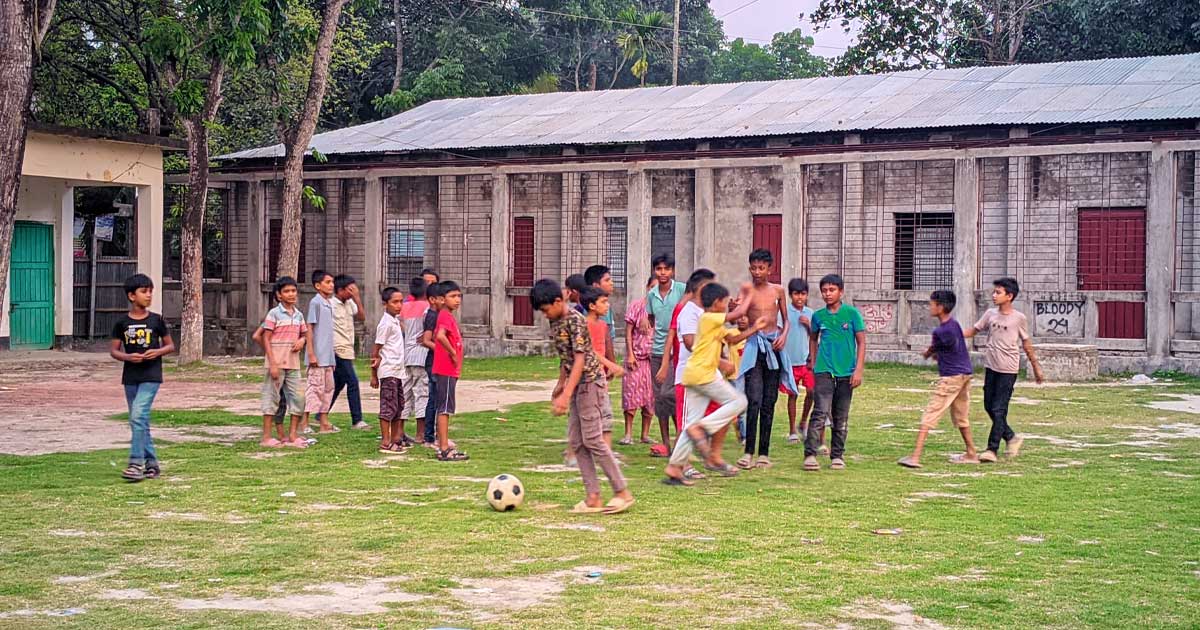 মাঠহীনতা মানেই মোবাইলমুখী তরুণ প্রজন্ম