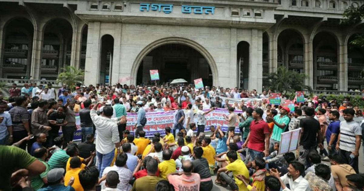 ইশরাককে মেয়রের দায়িত্ব বুঝিয়ে দেওয়ার দাবিতে বিক্ষোভ