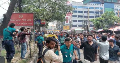 জবি শিক্ষার্থীদের লং মার্চে টিয়ারশেল-সাউন্ড গ্রেনেড নিক্ষেপ
