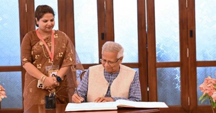 চট্টগ্রাম হার্ট ফাউন্ডেশন হাসপাতালের জমি বরাদ্দের দলিল হস্তান্তর প্রধান উপদেষ্টার  