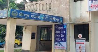পুলিশ সদস্যের দায়ের কোপে বিচ্ছিন্ন কৃষকের হাত