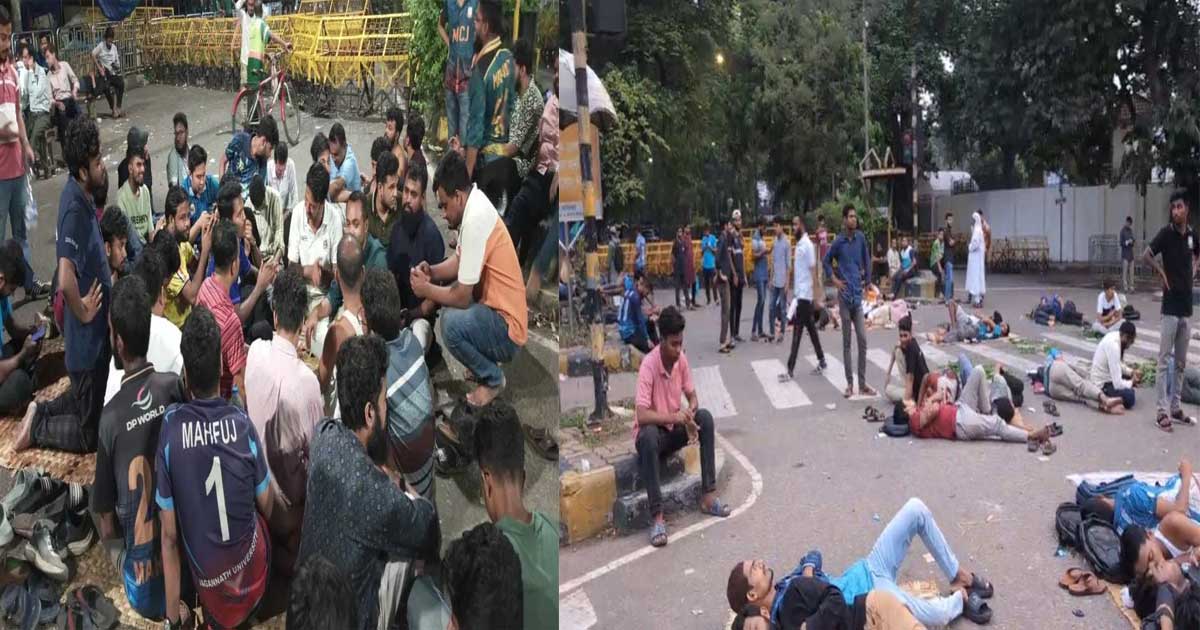 রাস্তাতেই রাত কাটিয়েছেন জগন্নাথ বিশ্ববিদ্যালয়ের শিক্ষক-শিক্ষার্থীরা 