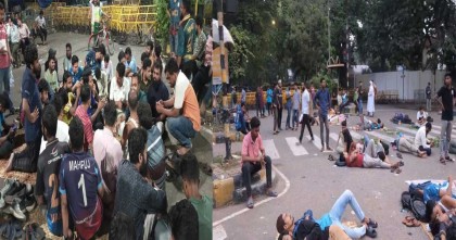রাস্তাতেই রাত কাটিয়েছেন জগন্নাথ বিশ্ববিদ্যালয়ের শিক্ষক-শিক্ষার্থীরা 