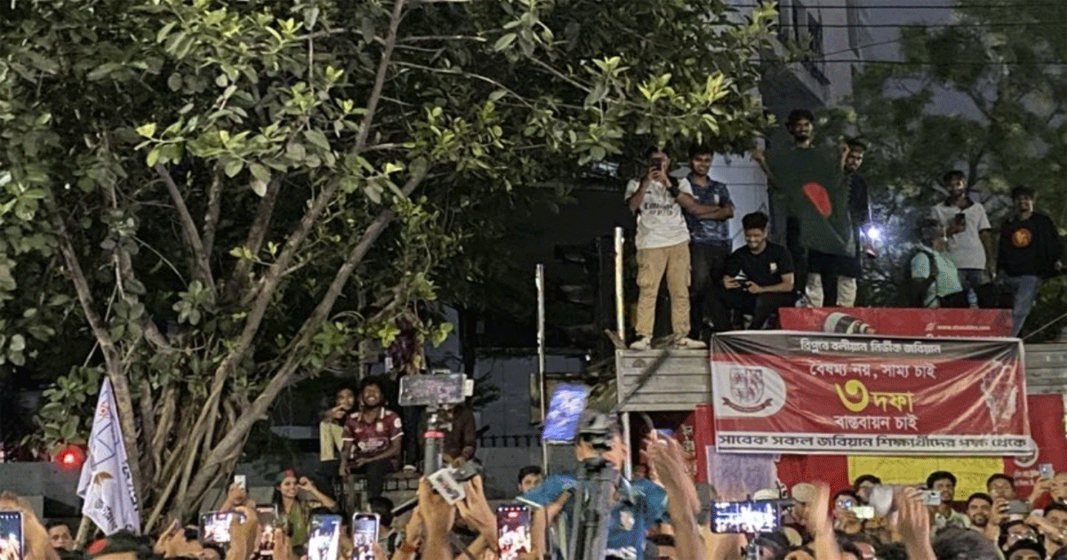 ইশতিয়াককে নিয়ে উল্লাসে মাতলেন আন্দোলনকারীরা