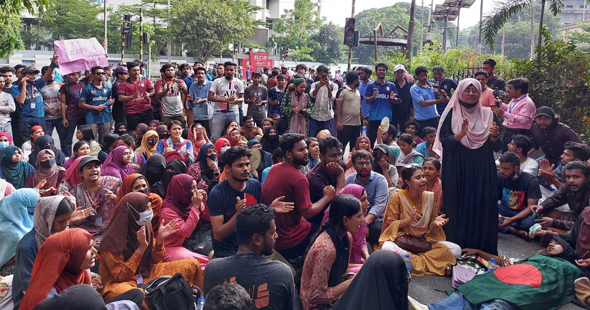 জবি শিক্ষক-শিক্ষার্থীদের গণঅনশন শুরু