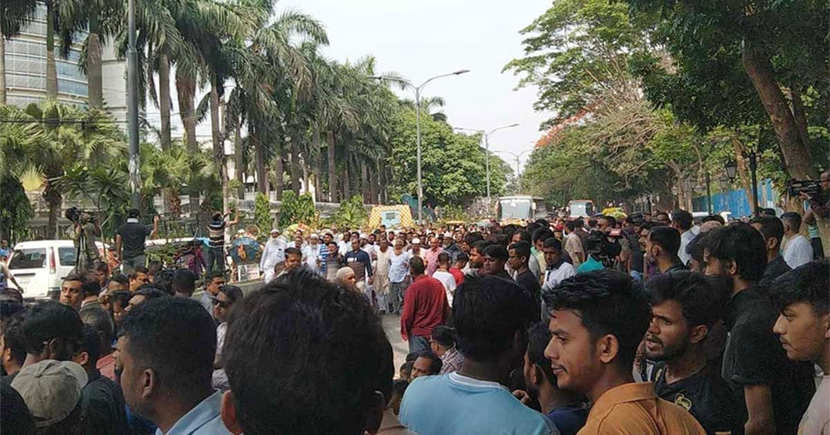 নগর ভবনের সামনে আজও বিক্ষোভ