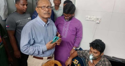 আহত ৬ শিক্ষার্থীকে দেখতে হাসপাতালে জবি উপাচার্য রেজাউল করিম