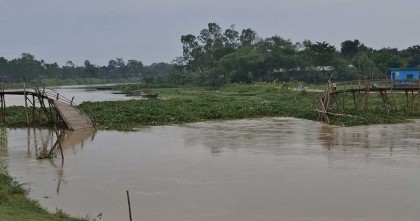 পাহাড়ি ঢলে ভাঙলো কাঠের সেতু, বিপাকে ১১ গ্রামের মানুষ