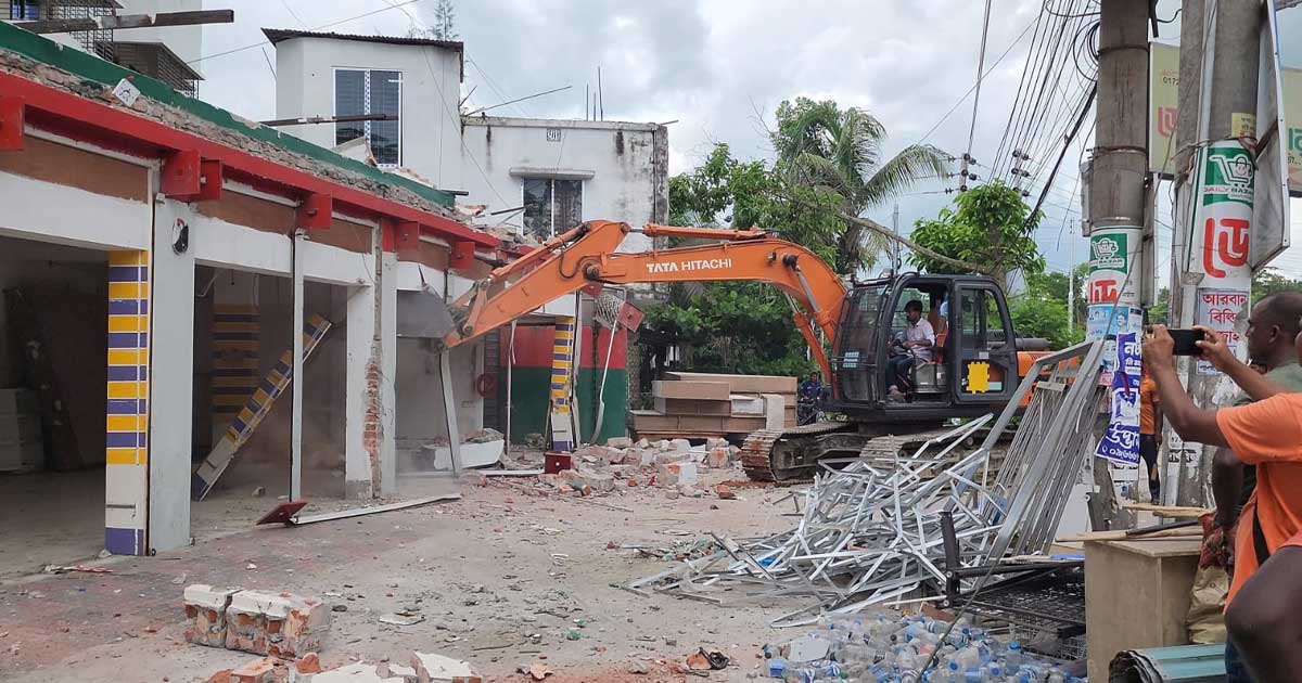 শরীয়তপুরে সড়কের জমিতে অবৈধ স্থাপনা উচ্ছেদে অভিযান