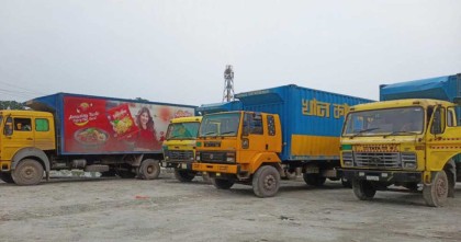 বুড়িমারী স্থলবন্দরে আটকা পণ্যবাহী ২০টি ট্রাক