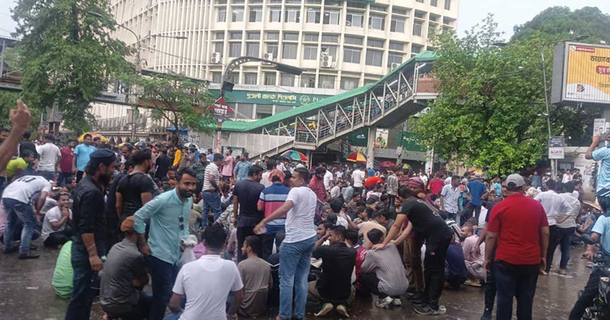 বৃষ্টিতে ভিজেই শাহবাগ অবরোধ ছাত্রদলের