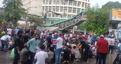 বৃষ্টিতে ভিজেই শাহবাগ অবরোধ ছাত্রদলের