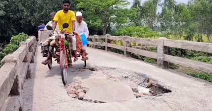 লাখো মানুষের যাতায়াতের ব্রিজ এখন মরণফাঁদ
