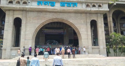 নগরভবনে অবস্থান ডিএসসিসি কর্মচারীদের