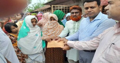 শিবগঞ্জে বজ্রপাতে নিহতদের পরিবারকে নগদ অর্থ প্রদান