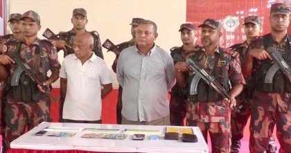 সীমান্তে প্রশাসনের পরিচয়ে তারা হাতিয়ে নিতেন মোটা অঙ্কের টাকা