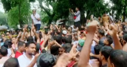 দুই উপদেষ্টার পদত্যাগ ছাড়া রাজপথ না ছাড়ার ঘোষণা ইশরাক সমর্থকদের