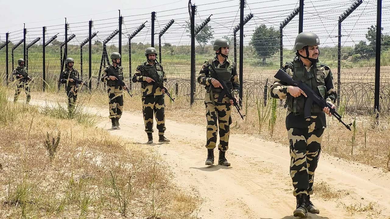যুদ্ধবিরতির মধ্যেই ভারতীয় সীমান্তরক্ষীর গুলিতে পাকিস্তানি নিহত