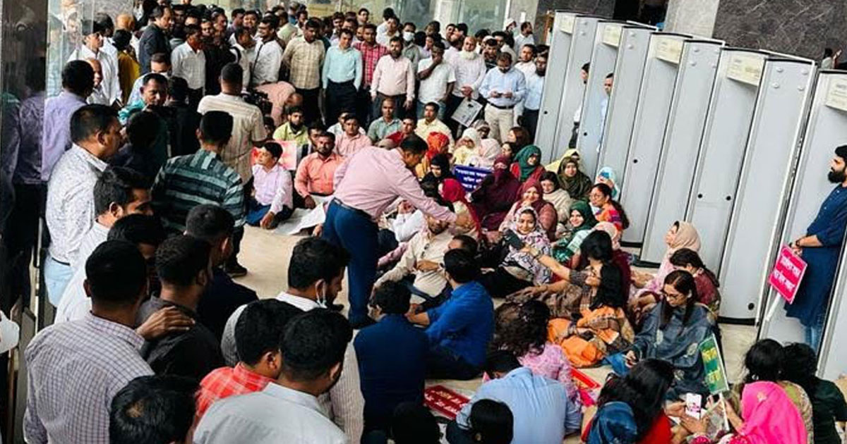চার দাবিতে সব কর ও কাস্টমস অফিসে পূর্ণাঙ্গ কর্মবিরতি চলছে