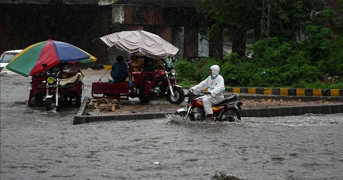 পাকিস্তানে ঝড়-বৃষ্টিতে ১৩ জনের মৃত্যু