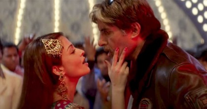 সুপারহিট ‘কাজরা রে’র শুটিং করতে চাননি অমিতাভ